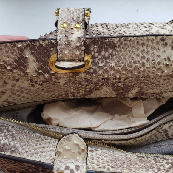 Leather bag has snake leather texture - Picture 10 of 11